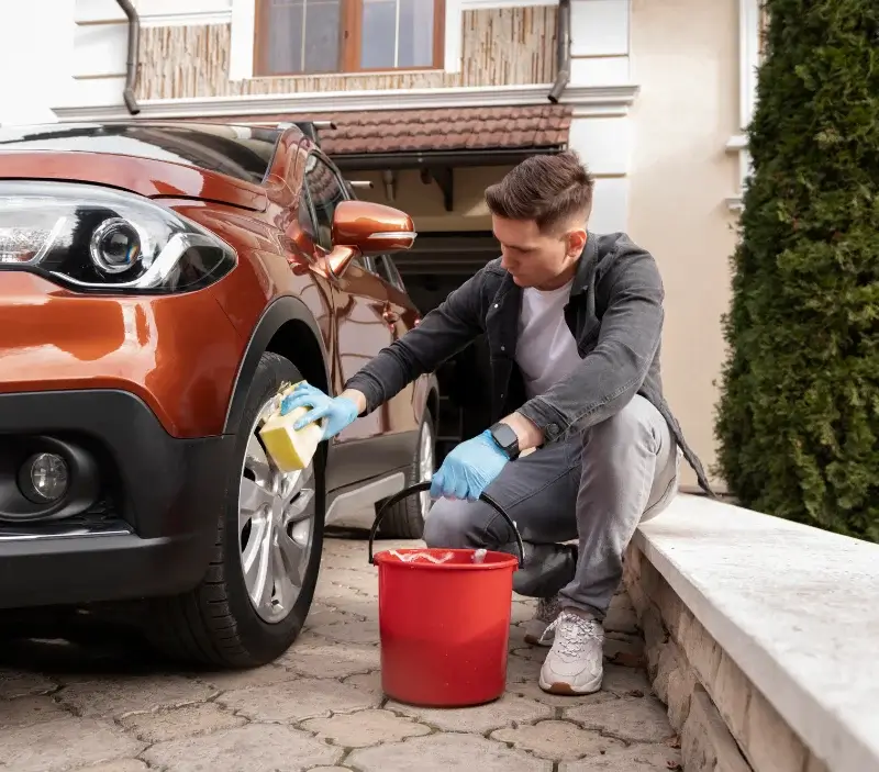 Lavage auto à domicile Le Veurdre : professionnel intervenant sur un véhicule